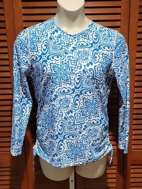 SUNSETS WOMEN'S RUCHED SIDE  SUN SHIRT IN WHITE WITH ROYAL BLUE SCROLLS PATTERN